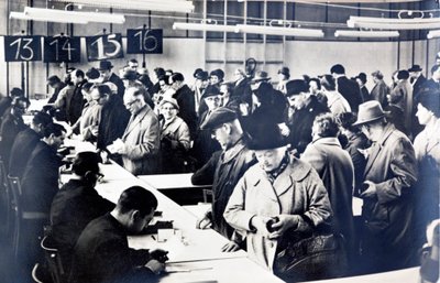 Citoyens est-allemands faisant la queue pour obtenir des permis pour rendre visite à des proches en Occident - Photographer German