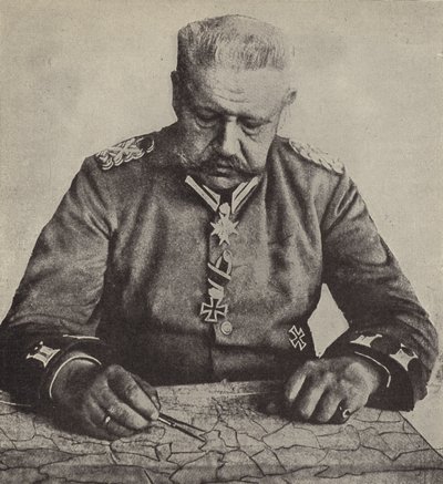Le maréchal von Hindenburg étudiant une carte - Photographer German