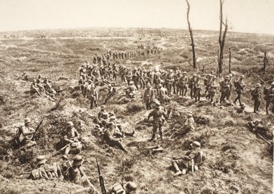 Infanterie allemande traversant le Chemin des Dames pour suivre l
