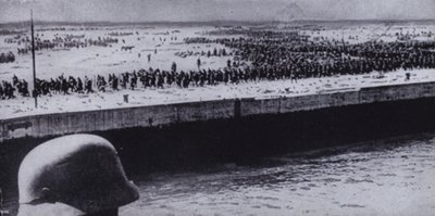 Soldat allemand surveillant des prisonniers alliés sur la plage de Dunkerque, France, Seconde Guerre mondiale, juin 1940 (photo n/b) - Photographer German