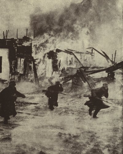Soldats allemands avançant à travers les ruines en flammes de Rotterdam après son bombardement par la Luftwaffe, Seconde Guerre mondiale, mai 1940 - Photographer German