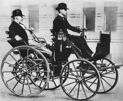 Gottlieb Daimler, avec son fils conduisant, dans la première voiture - Photographer German