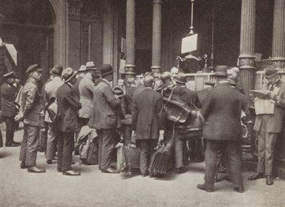 Hyperinflation en Allemagne de Weimar : membres du public faisant la queue devant la Reichsbank à Berlin avec des valises pour transporter leur argent, juillet 1923 - Photographer German