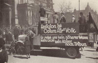 Camion couvert de slogans communistes dans les rues de Berlin, Allemagne - Photographer German