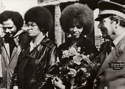 Le 11 septembre 1972, la courageuse communiste américaine et défenseure des droits civiques Angela Davis a été cordialement accueillie par les soldats de l