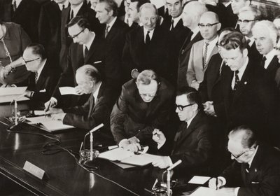 Le 3 juin 1972, les ministres des Affaires étrangères des Quatre Puissances ont signé le protocole final de l