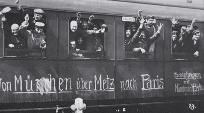 Troupes allemandes de la Première Guerre mondiale partant pour le front dans un wagon avec le message 