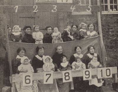 Femmes et enfants de la France occupée posant pour une photographie allemande - Photographer German