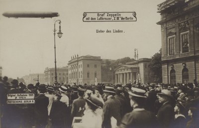 Zeppelin LZ III survolant Unter den Linden, Berlin - Photographer German