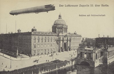 Zeppelin LZ III survolant le palais de la ville, Berlin - Photographer German