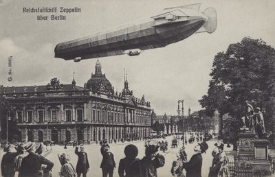 Dirigeable Zeppelin survolant Berlin - Photographer German