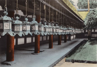 Japon, vers 1912 : Lanternes en bronze au temple Kasuga, Nara (photo) - Photographer Japanese
