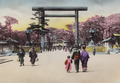 Japon, c.1912 : Le gigantesque Torii en bronze pour Shokonsha ou sanctuaire invoquant les esprits des soldats morts dans les troubles nationaux, Tokyo - Photographer Japanese