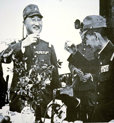 Les généraux japonais Terauchi et Hata trinquent avec du saké à la chute de Hsuchow, Chine en mai - Photographer Japanese