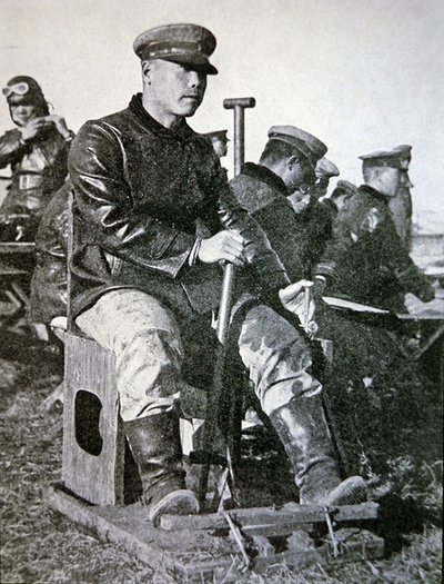 Pilotes japonais en formation de base, utilisant un manche à balai en bois, une barre de gouvernail et une manette des gaz - Photographer Japanese