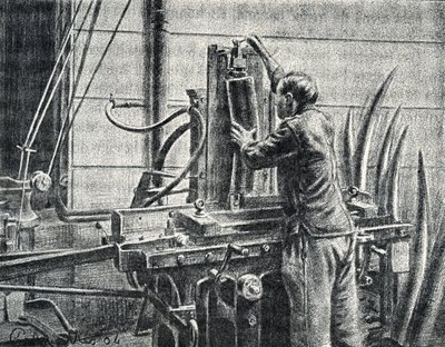 Artisan ivoirier coupant des défenses d