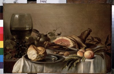 Nature morte de petit déjeuner avec jambon, pain, pêches et noix - Pieter Claesz