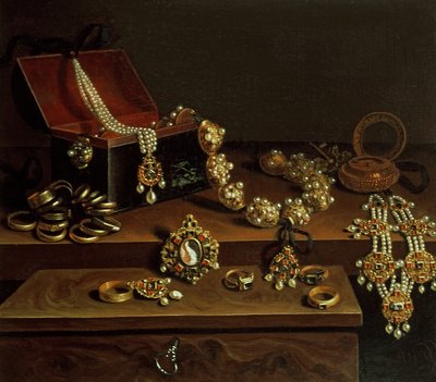 Coffret de bijoux sur une table, principalement d