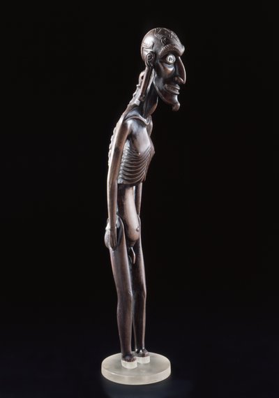 Figure en bois sculptée en forme d
