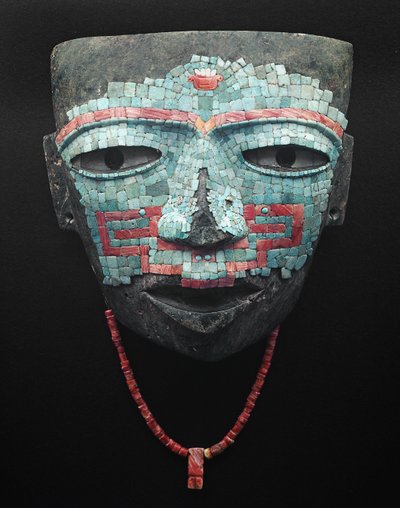 Masque funéraire recouvert de mosaïque de turquoise et de coquillage rouge. Artefact de Teotihuacan, Mexico. Civilisation de Teotihuacan - Art précolombien : masque funéraire de pierres turquoise et roses datant de la civilisation de Teotihuacan III (300-6 - Pre Columbian Pre Columbian