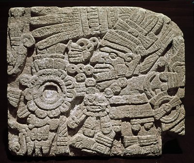 Art précolombien, civilisation mixte : pectoral sculpté représentant un personnage richement vêtu - de Oaxaca, Mexique Musée national d