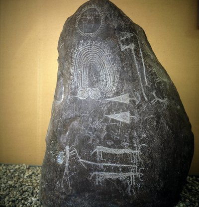 Civilisation des Camunni, Préhistoire, art rupestre : roche funéraire, animaux, pointes de flèches et spirales - Stèle de Bagnolo type 2 dans la Valcamonica (Vallée de Camonica) (Italie) - Prehistoric Prehistoric