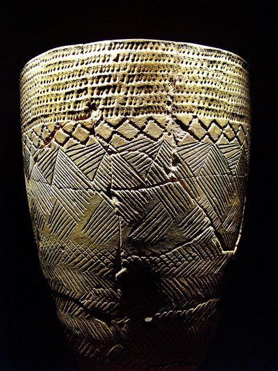Poterie avec décor « dent de peigne », vers 8000 av. J.-C. de la période néolithique, Amsa-Dong, Corée. Photographie, Musée national de Séoul, République de Corée - Prehistoric Prehistoric