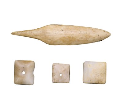 Préhistoire (Néolithique) : Pointe de flèche et boutons en os. De Cueva Toralla (Lleida) - Prehistoric Prehistoric