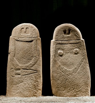 Art préhistorique : deux menhirs d