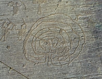 Préhistoire, civilisation Camunni, art rupestre : roche funéraire représentant des guerriers avec des armes, des boucliers et des épées, et un labyrinthe. Période entre le Néolithique et l