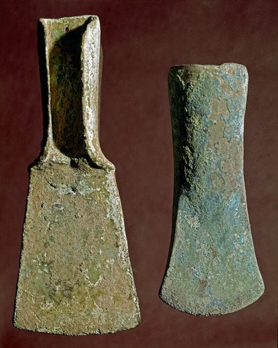 Préhistoire : hache et pointe de lance en silex. Civilisation des Apennins (ou âge du bronze italien). 1400-1300 av. J.-C. Pérouse, Museo Archeologico Nazionale dell