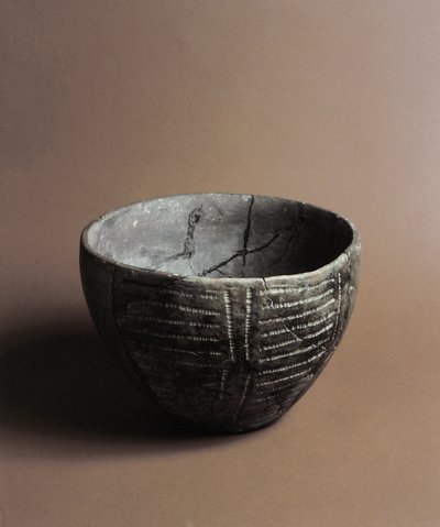 Préhistoire : vase en céramique gravé de décorations néolithiques - Prehistoric Prehistoric