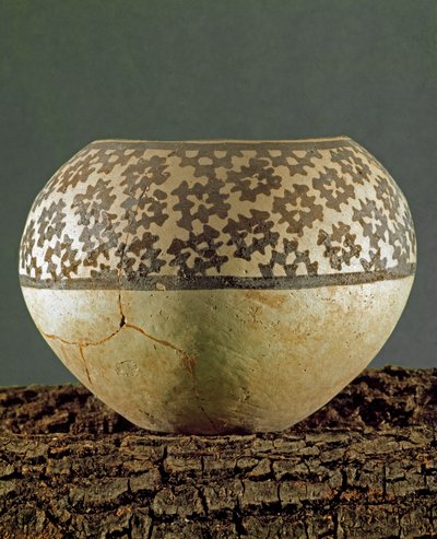 Préhistoire : vase en argile avec décorations géométriques de type Anau du site de Gheoksjur (Turkménistan méridional). 4000-3500 av. J.-C. Énéolithique, âge du cuivre. Saint-Pétersbourg, Musée de l