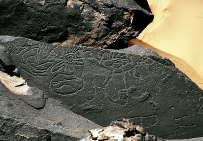 Préhistoire, art rupestre : roche funéraire de formes dans le style Tazina. Âge de pierre 5000-2000 av. J.-C. - Prehistoric Prehistoric