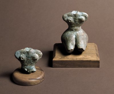 Préhistoire : petite idole (à gauche) datant du Néolithique moyen. Reconstitution à droite. De la Caverna Delle Arene à Candide (Ligurie). Pegli, Museo Villa Pallavicini - Prehistoric Prehistoric