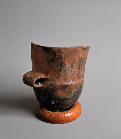 Préhistoire : vase en terre cuite à ouverture carrée de l