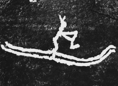 La plus ancienne représentation plastique du ski: gravure rupestre à Roedoey Tjoetta dans le nord de la Norvège, découverte par Gostrom Cjessing en 1933 et datée d