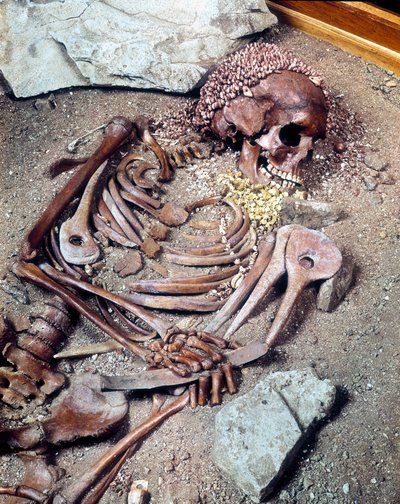 Tombe du Paléolithique supérieur. Squelette du groupe ethnique de Combe Capelle trouvé dans la grotte d