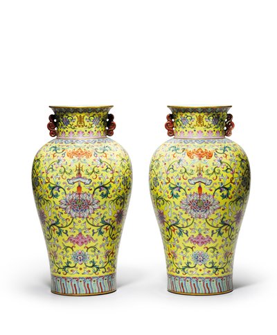 Paire de vases famille rose à fond jaune - Qing Dynasty   Jiaqing Period Chinese School