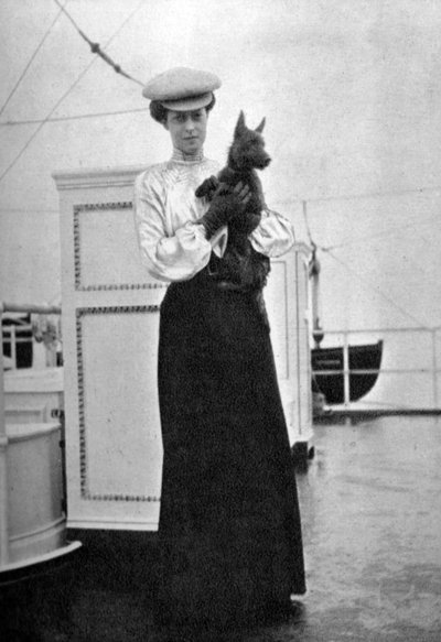 Princesse Victoria 1868-1935 avec Mac à bord du yacht royal Victoria et Albert III, 1908 - Queen Alexandra