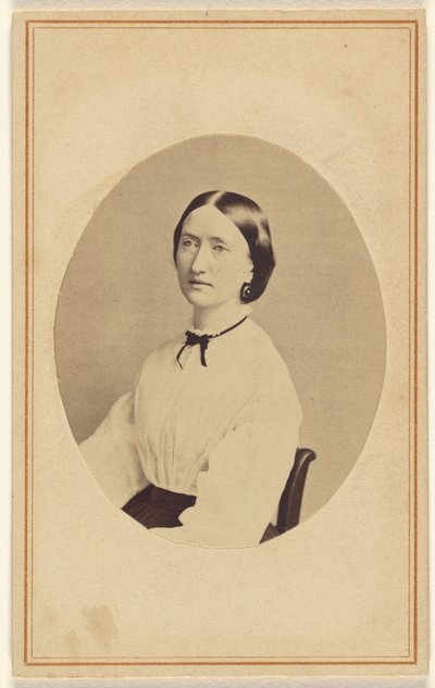 [Femme non identifiée, assise] - R. A. Lord