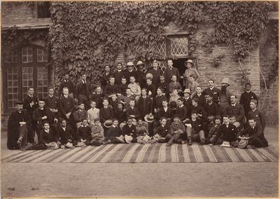 Élèves et personnel des classes moyennes, Bishop Cotton School, Shimla (verso) - Raja Deen Dayal