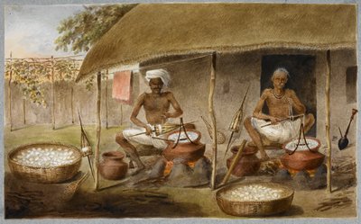 Deux hommes assis devant une hutte tirant la soie des cocons et l