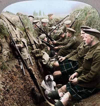 Une section des Seaforth Highlanders prenant un moment de répit, Première Guerre mondiale, vers 1914-1918 - Realistic Travels Publishers