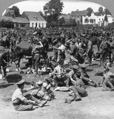 Troupes de cavalerie britanniques se reposant dans un village français, Première Guerre mondiale - Realistic Travels Publishers