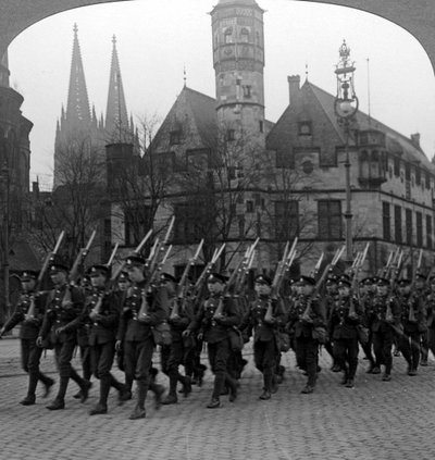 Troupes britanniques marchant à Cologne, Allemagne, 1918-1926 - Realistic Travels Publishers