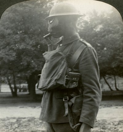Infanterie équipée des derniers masques à gaz et casques en acier, Première Guerre mondiale, 1915-1918 - Realistic Travels Publishers