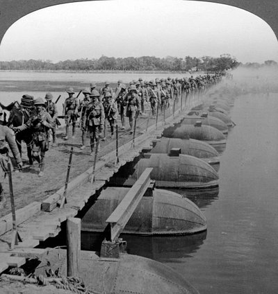 Section de mitrailleuses et infanterie traversant un ponton, Première Guerre mondiale - Realistic Travels Publishers