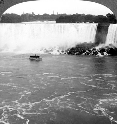 Chutes du Niagara et la Maid of the Mist, depuis les falaises canadiennes - Realistic Travels Publishers