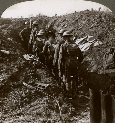 Officier regardant ses hommes entrer dans un abri pour éviter une rafale allemande, Première Guerre mondiale, 1914-1918 - Realistic Travels Publishers